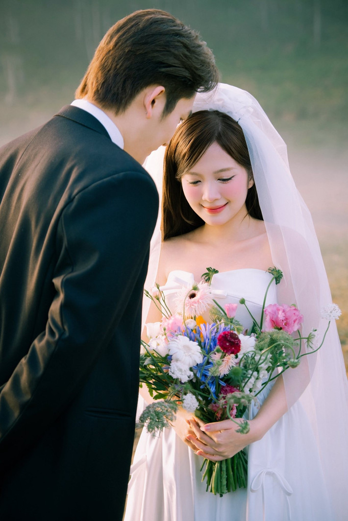 Đình Tú - Ngọc Huyền có nhiều khoảnh khắc ngọt ngào trong bộ ảnh cưới. Ảnh: FB Ngọc Huyền.