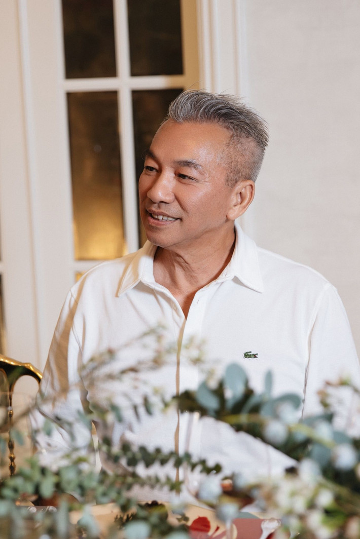 Doanh nhân Hà Tôn Đức điềm đạm, có phong cách ăn mặc chỉn chu, tinh tế. Ảnh: FB Diễm My.