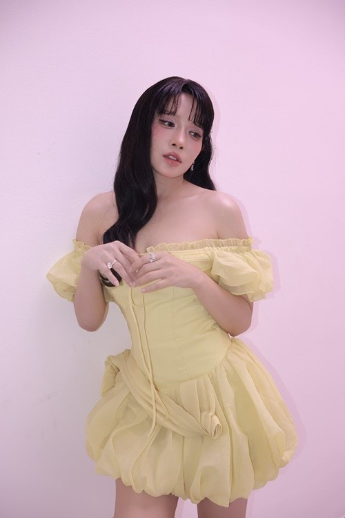 Nữ diễn viên đăng tải video ẵm em nhỏ đồng thời chú thích: "Hôm qua ẵm ảnh có chút thôi mà". Ảnh: FB Khả Như.