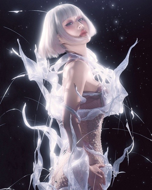 Nữ ca sĩ Han Sara sinh năm 2000, có bố mẹ đều là người Hàn Quốc. Năm 2017, cô gây chú ý khi hát ca khúc Hàn Quốc Haru Haru ở Giọng hát Việt. Ảnh: FB Han Sara.