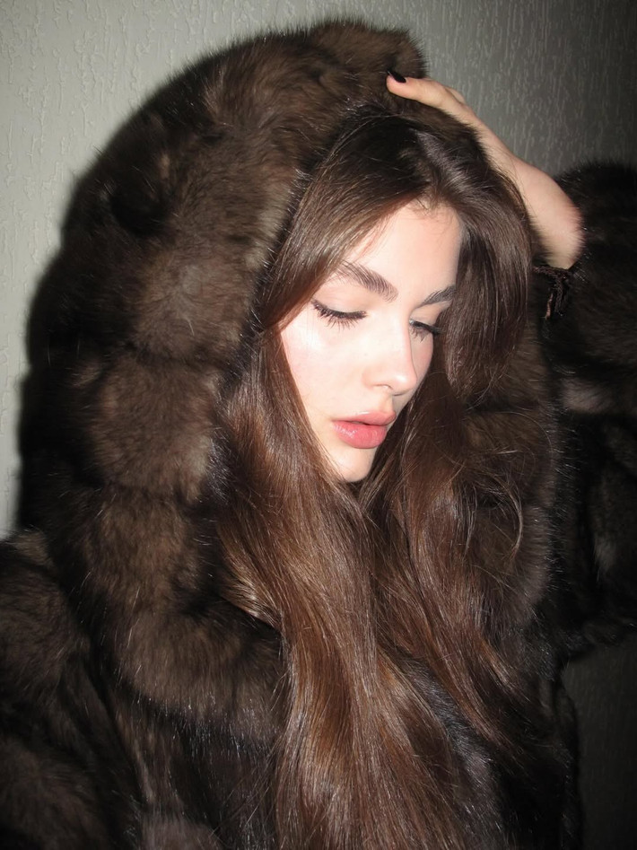 Phong cách đời thường của tân Hoa hậu Liên lục địa hướng tới sự tươi trẻ, tự nhiên và tối giản. Ảnh: Instagram Varvara Yakovenko.