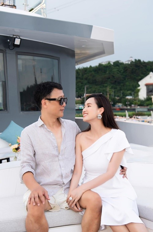 Lã Thanh Huyền và chồng doanh nhân tình tứ trên du thuyền. Ảnh: FB Lã Thanh Huyền.