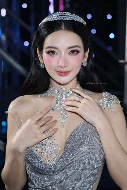 Bất kể theo đuổi phong cách quyến rũ hay kín đáo, Đinh Y Quyên luôn biết cách khiến người đối diện không thể rời mắt. Ảnh: FB Y Quyên.