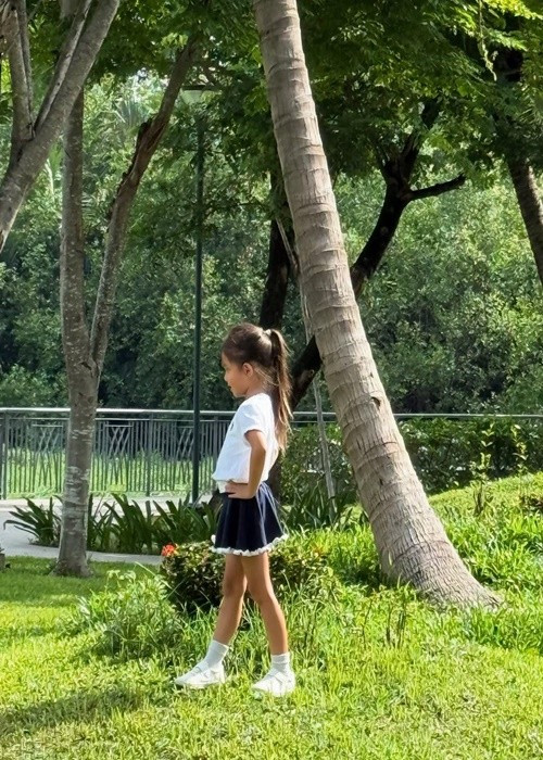 Bé Lisa quen với ống kính máy ảnh từ khi còn nhỏ. Ảnh: FB Hồ Ngọc Hà. Ảnh: FB Henrylisaleon.