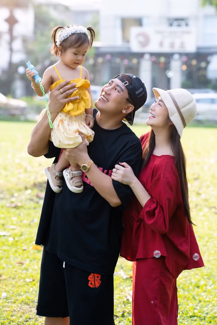 Trước đó, nữ diễn viên tiết lộ cô đã đăng ký kết hôn nhưng quyết định giữ kín danh tính chồng nhằm đảm bảo sự riêng tư, đồng thời tránh những tác động tiêu cực đến công việc nghệ thuật. Tuy nhiên, Châu Khải Phong đã chủ động lựa chọn thời điểm phù hợp để công khai mối quan hệ.