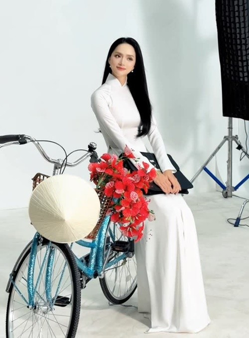 Trang phục dân tộc (National Costume) của Hoa hậu Hương Giang tại Miss Universe 2025 là áo dài trắng. "Chỉ có hình ảnh một nữ sinh cắp sách tới trường, dắt chiếc xe đạp sải bước trên sân khấu lần thứ 74 của Miss Universe", phía Hương Giang chia sẻ. Ảnh: FB Hương Giang.