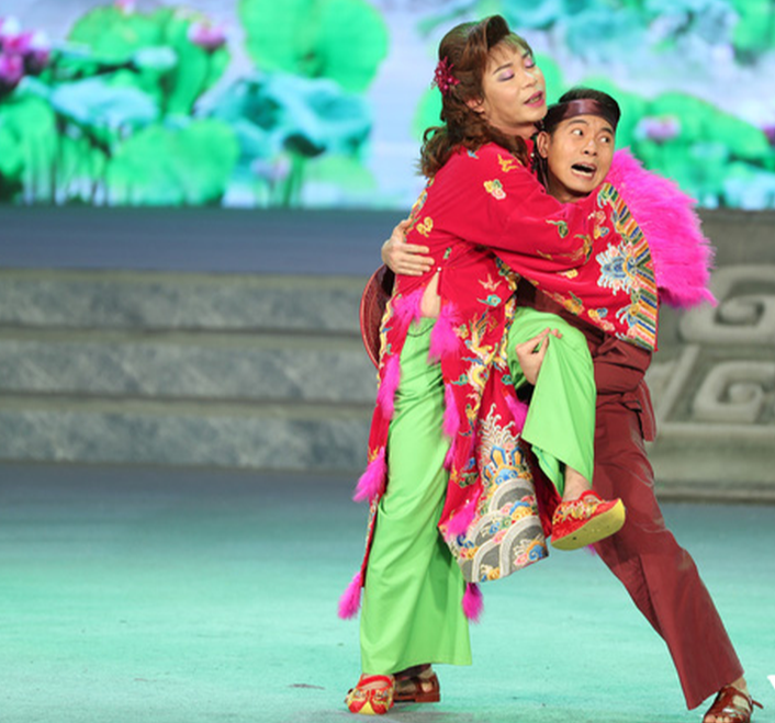 Nam diễn viên cũng vài lần tham gia chương trình Táo Quân. Chia sẻ với Znews, Việt Bắc cho biết chỉ cần được góp mặt trong chương trình, dù đảm nhận vai lớn hay nhỏ, thậm chí chỉ xuất hiện thoáng qua trên sân khấu, anh cũng cảm thấy vui và trân trọng cơ hội. Ảnh: Tiền Phong.