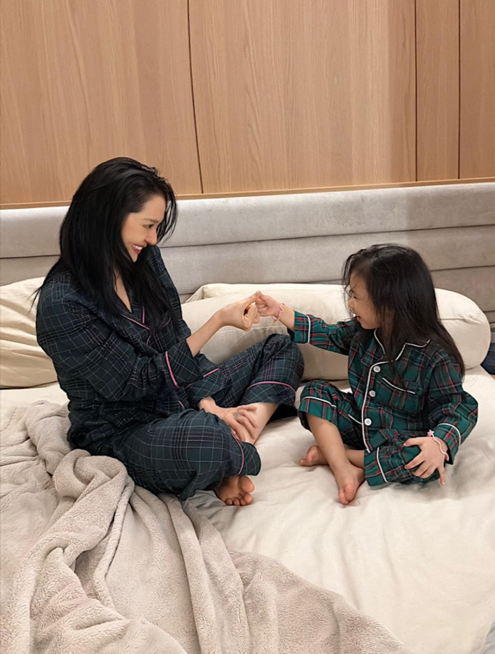 Hành trình làm mẹ mang đến cho Bảo Anh sự chín chắn, điềm tĩnh và sâu sắc hơn. Cô không giấu niềm vui khi được chứng kiến con lớn lên từng ngày, tự tay chăm sóc và đồng hành cùng con trong những năm tháng đầu đời. Ảnh: FB Bảo Anh.