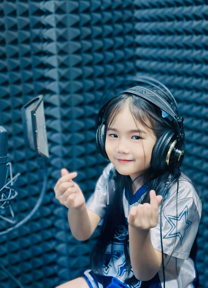 Bé Đồng Đồng thu âm bài hát vào một ngày cuối tuần. Ảnh: FB Đồng Đồng.