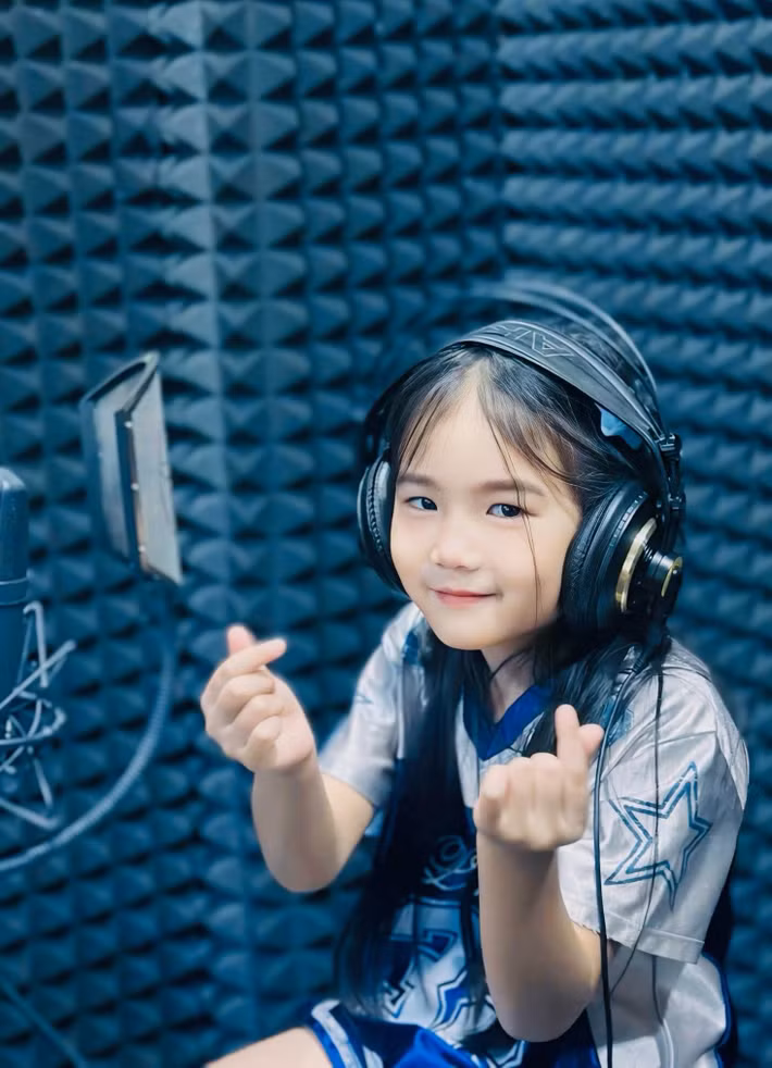 Bé Đồng Đồng thu âm bài hát vào một ngày cuối tuần. Ảnh: FB Đồng Đồng.