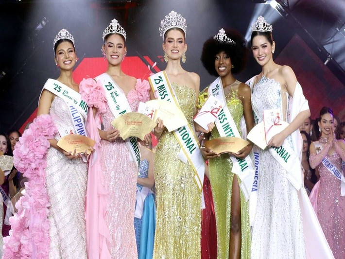 Trong chung kết Miss International 2025, đại diện Colombia (giữa) đăng quang ngôi vị cao nhất. Các mỹ nhân đến từ: Zimbabwe, Bolivia, Indonesia và Philippines đoạt á hậu. Ảnh: Miss International.
