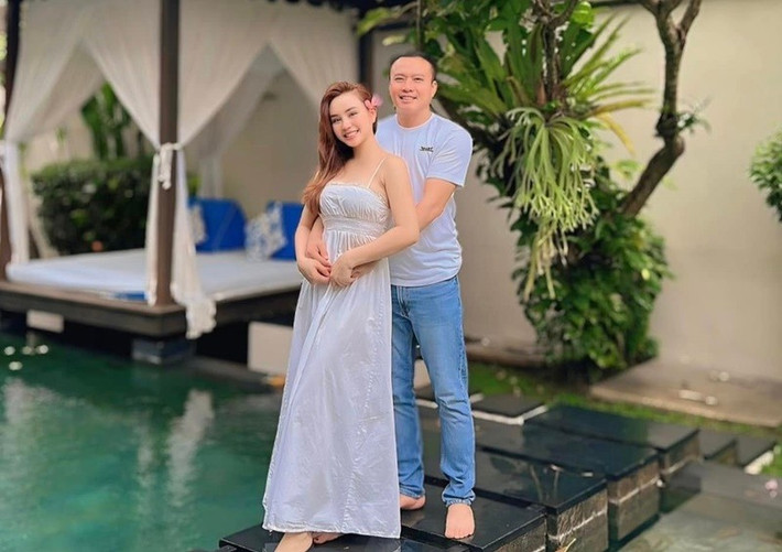 Vy Oanh và doanh nhân Lê Thiện chính thức trở thành vợ chồng vào năm 2015. Tuy nhiên, đến năm 2017, giọng ca Đồng xanh mới hé lộ về bạn đời. Ảnh: FB Vy Oanh.