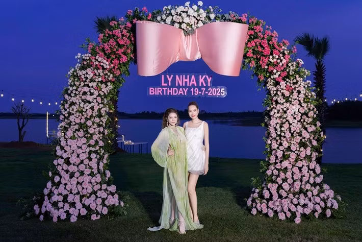 Buổi tiệc sinh nhật của Lý Nhã Kỳ quy tụ hàng trăm khách mời như Nguyên Vũ, Cao Thái Sơn, Hoa hậu Lê Hoàng PHương… Ảnh: Luke Nguyễn.