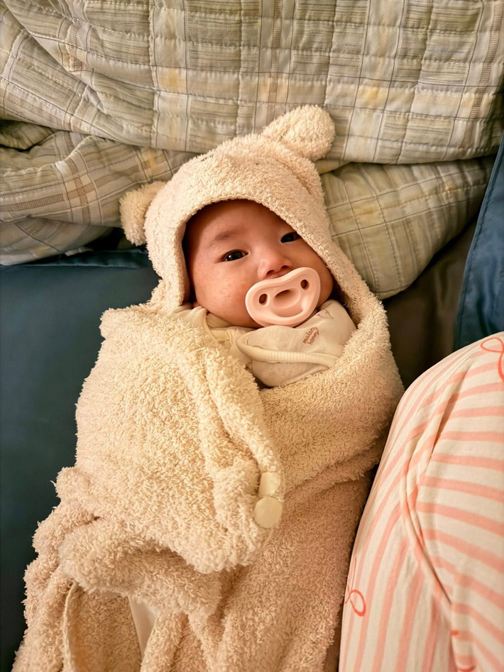 Bé Cheri được nhiều người nhận xét là thừa hưởng nét duyên dáng của mẹ, càng ngắm càng thấy yêu.