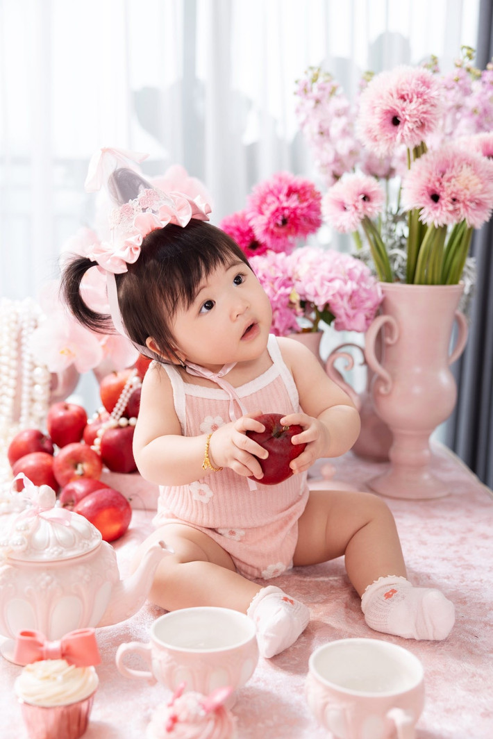 Dù còn nhỏ, cô nhóc khá dạn dĩ trước ống kính, thậm chí có những khoảnh khắc biểu cảm sinh động khiến người xem thích thú. Ảnh: FB Gin Tuấn Kiệt.