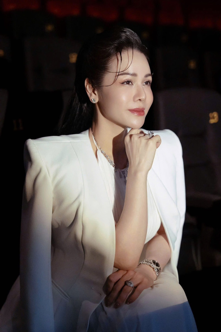 Nhật Kim Anh vừa chia sẻ trên Vietnamnet, tin đồn thất thiệt ‘bị bắt’ xuất phát từ các trang web cá độ bịa đặt để câu view. Nữ ca sĩ kiêm diễn viên lên tiếng để tránh khán giả hiểu lầm. Ảnh: FB Nhật Kim Anh.