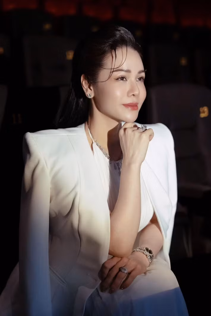 Nhật Kim Anh vừa chia sẻ trên Vietnamnet, tin đồn thất thiệt ‘bị bắt’ xuất phát từ các trang web cá độ bịa đặt để câu view. Nữ ca sĩ kiêm diễn viên lên tiếng để tránh khán giả hiểu lầm. Ảnh: FB Nhật Kim Anh.