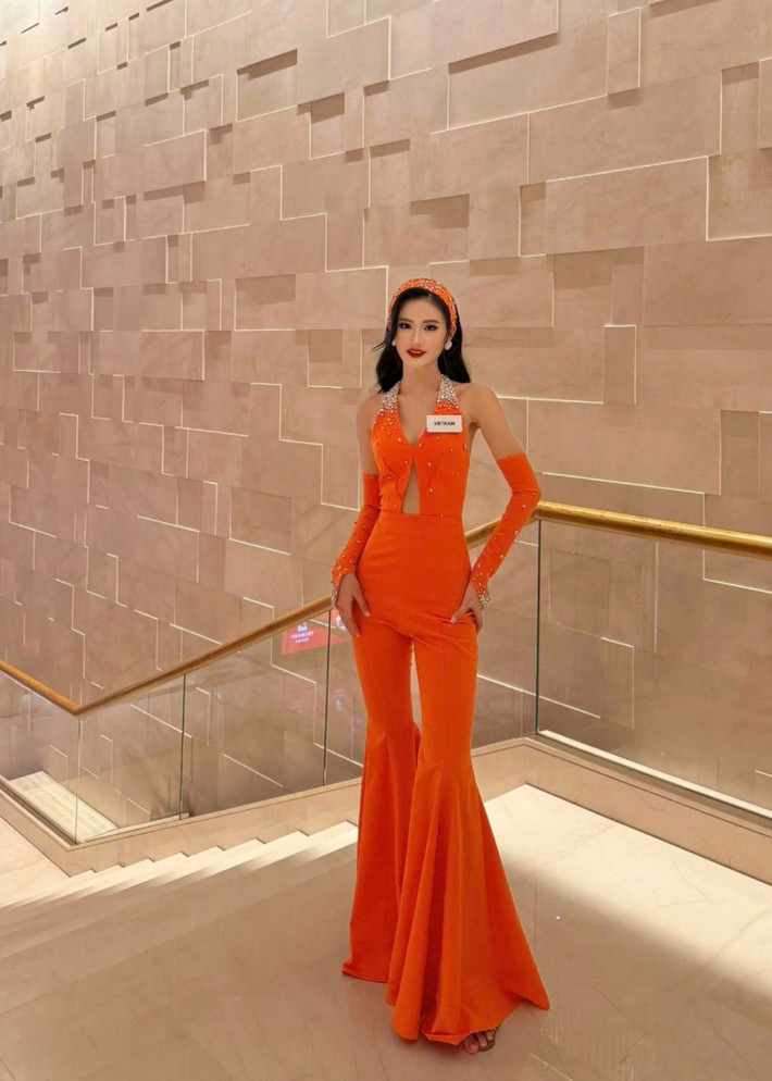 Nàng hậu thể hiện khả năng hát và nhảy qua ca khúc nổi tiếng Cheri Cheri Lady ở phần thi Tài năng. Ảnh: FB Ý Nhi.