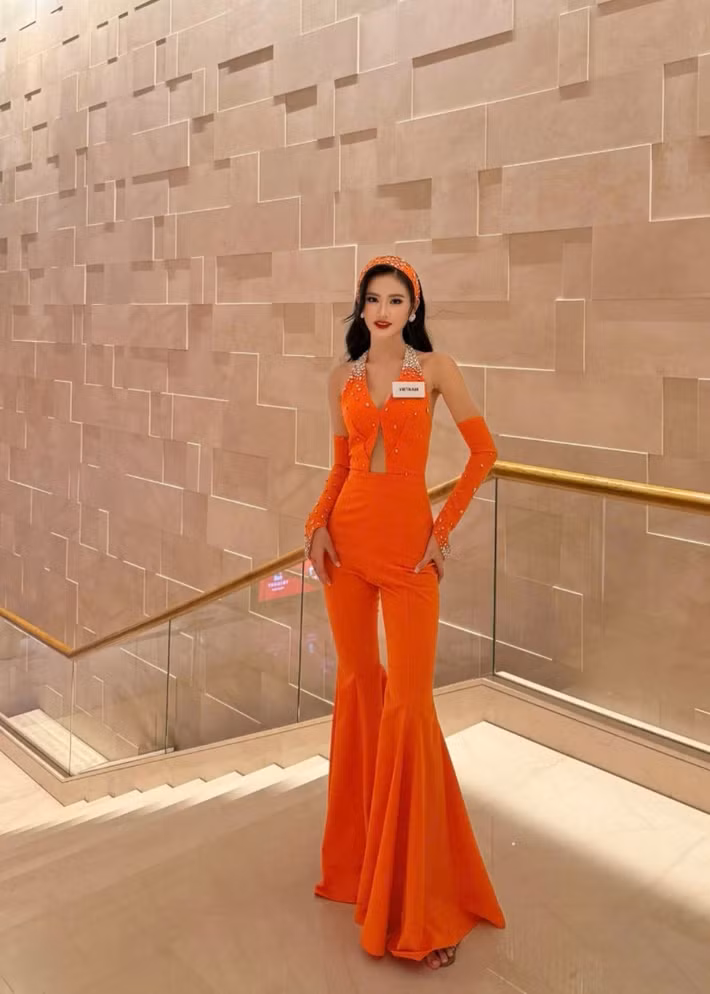Nàng hậu thể hiện khả năng hát và nhảy qua ca khúc nổi tiếng Cheri Cheri Lady ở phần thi Tài năng. Ảnh: FB Ý Nhi.