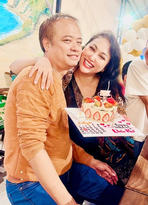 Nữ diễn viên cho biết, cô và nửa kia hạnh phúc khi cùng nhau làm việc cho cộng đồng như trao học bổng cho trẻ em, hỗ trợ phụ nữ khó khăn, đồng hành cùng ước mơ của nghệ sĩ trẻ.