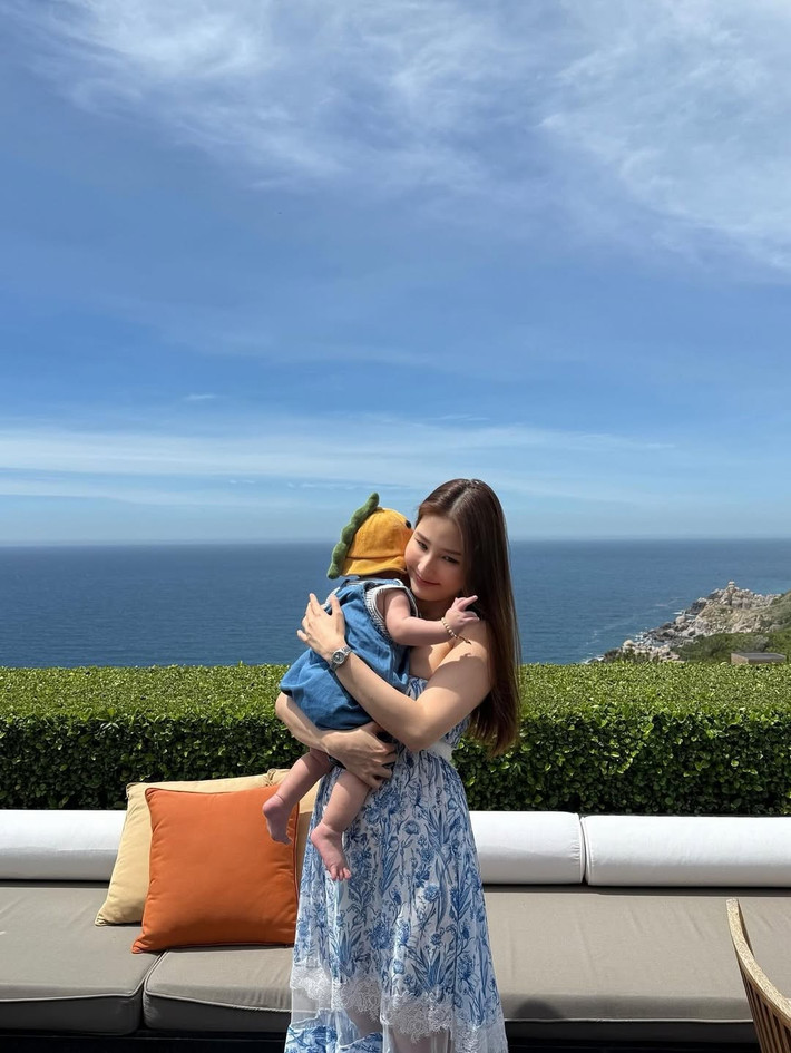 Dù còn nhỏ, quý tử nhà Diễm My đã được bố mẹ cho đi nghỉ dưỡng nhiều nơi. Ảnh: Instagram Diễm My.