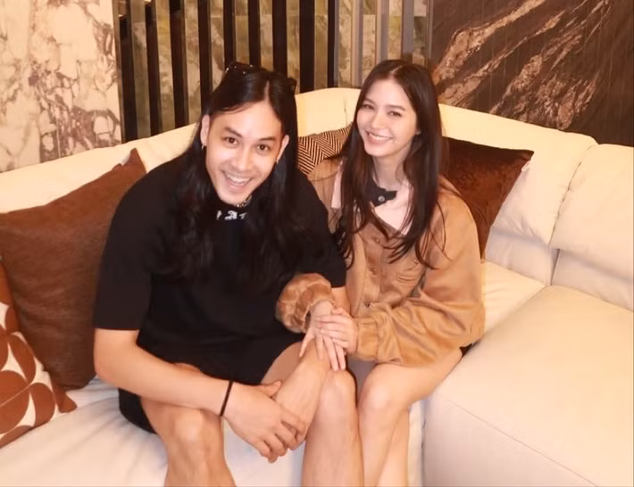 Trên trang cá nhân, Kao Jirayu thường xuyên khoe ảnh hẹn hò, có nhiều bài đăng ủng hộ sản phẩm nghệ thuật, đêm nhạc của bạn gái. Ảnh: Instagram Kao Jirayu.