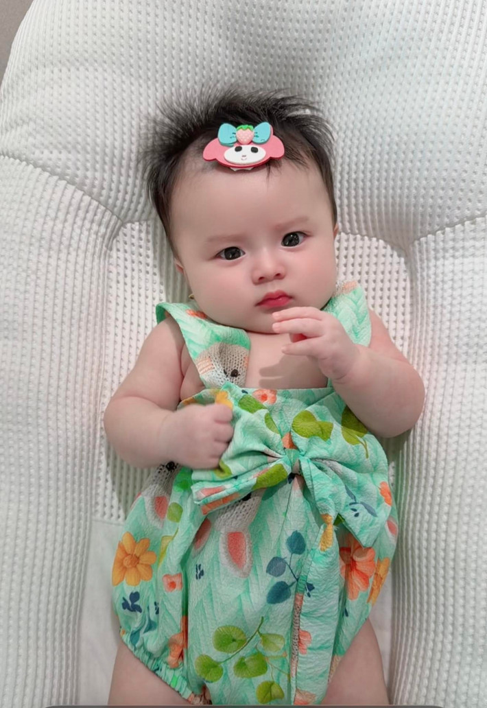 Trong bộ váy hoa nhí kết hợp phụ kiện xinh xắn, bé Thụy Yên toát lên vẻ lanh lợi, dễ thương, khiến nhiều người yêu mến. Ảnh: FB Phương Lê.