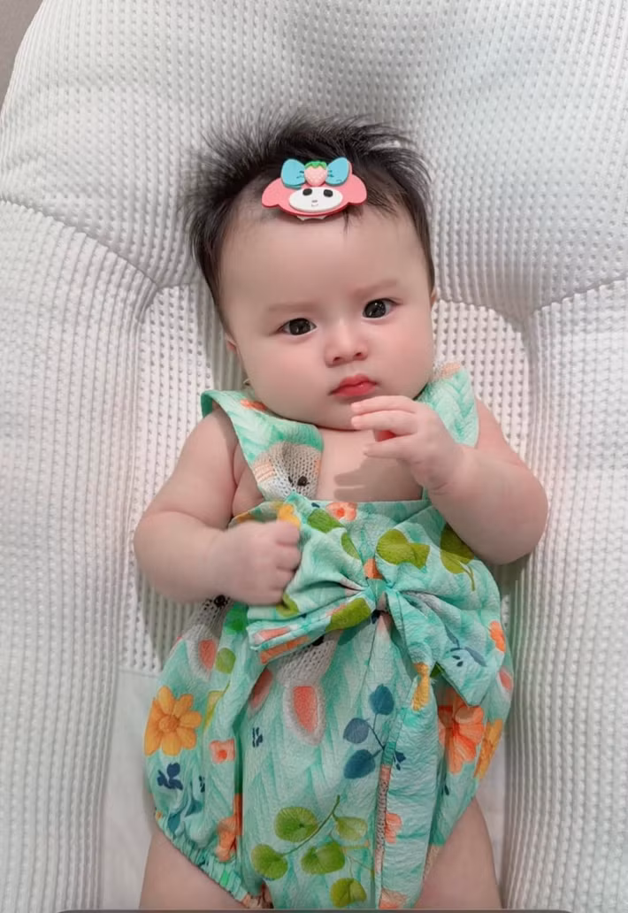 Trong bộ váy hoa nhí kết hợp phụ kiện xinh xắn, bé Thụy Yên toát lên vẻ lanh lợi, dễ thương, khiến nhiều người yêu mến. Ảnh: FB Phương Lê.