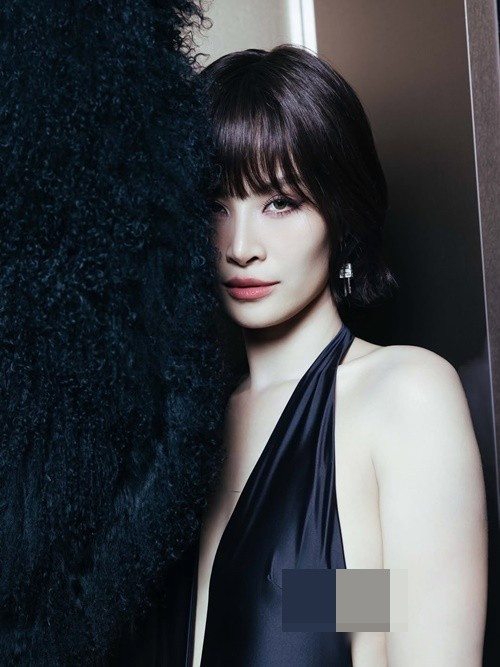 Tham gia một sự kiện mới đây, ca sĩ Đông Nhi khoe nhan sắc quyến rũ với áo kiểu yếm, chân váy ngắn. Ảnh: FB Đông Nhi.