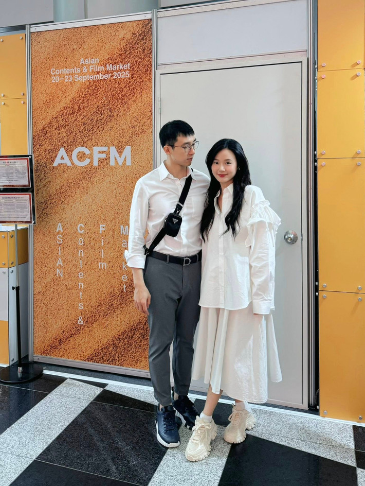 "Chúng tôi đã có mặt tại Busan International Film Festival", Midu chia sẻ.