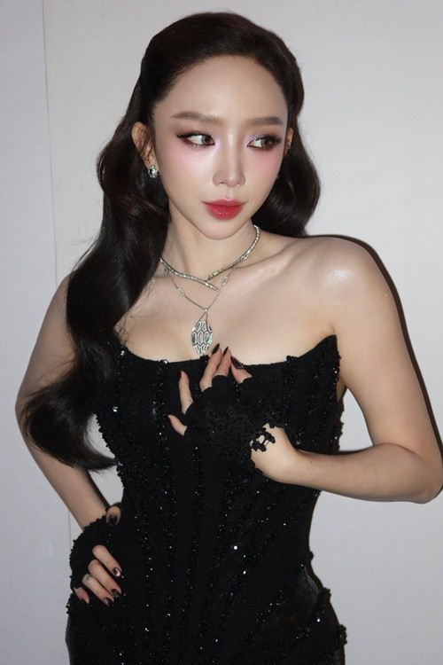 Diện mạo cuốn hút của Tóc Tiên hiện tại không chỉ đến từ trang phục hay lớp trang điểm, mà còn ở thần thái. Khi nghiêng mặt trước ống kính, cô tạo cảm giác bí ẩn, còn khi mỉm cười, nguồn năng lượng tích cực lại lan tỏa rõ rệt.