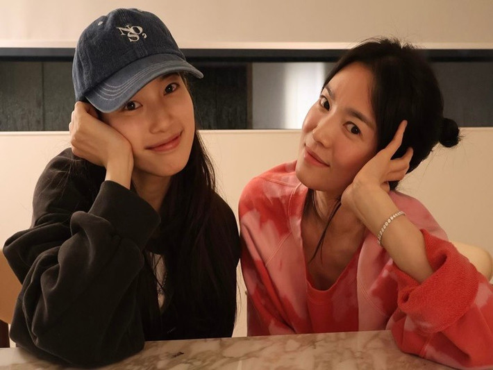 Song Hye Kyo hơn Suzy 13 tuổi. Theo Tiền Phong, sau khi chạm mặt ở Giải thưởng Truyền hình Rồng Xanh lần thứ 3 vào tháng 6/2024, Song Hye Kyo chủ động mời đàn em đến nhà chơi. Ảnh: Phụ Nữ Số.