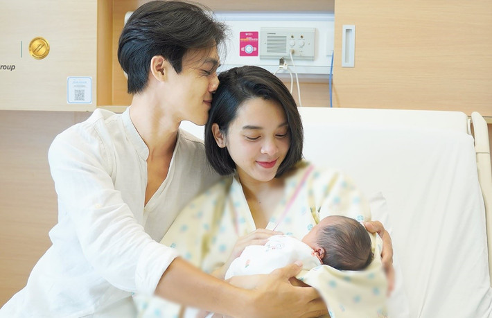 Quỳnh Lương cho biết, cô lên kế hoạch nghỉ ngơi, mua nôi cho con ngủ riêng nhưng đã từ bỏ kế hoạch này. Ảnh: FB Quỳnh Lương.