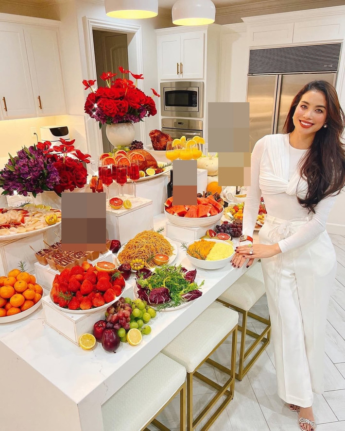 Sang Mỹ định cư từ năm 2018, Hoa hậu Hoàn vũ Việt Nam 2015 thường xuyên mở tiệc thịnh soạn mỗi dịp lễ, cùng ăn uống với gia đình, bạn bè.