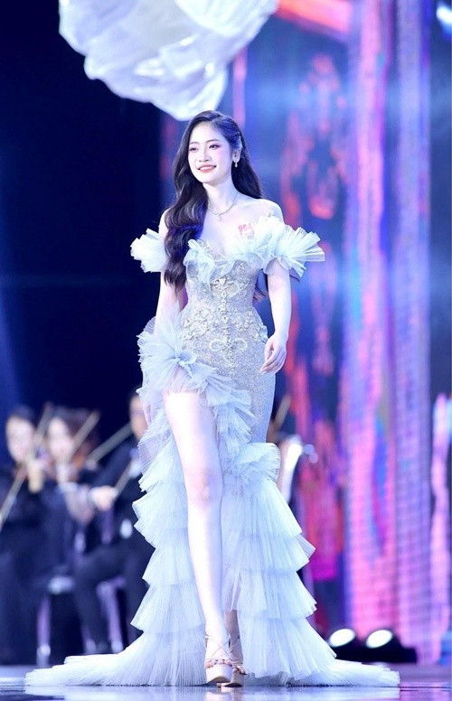 Phùng Thị Hương Giang hiện tại là thí sinh sở hữu vòng ba lớn nhất ở Hoa hậu Việt Nam 2024. Cô có vòng ba 96cm. Chia sẻ trên Tiền Phong, Hương Giang cho biết, trong vòng nhân trắc học ở Hoa hậu Việt Nam 2024, cô được các bác sĩ khen có đôi chân thẳng, dài và tỷ lệ cơ thể cân đối, có má lúm đồng tiền dễ thương, tạo được thiện cảm khi cười và khuôn mặt hài hòa. Hương Giang từng vào top 20 ở Miss World Vietnam 2023. Ảnh: FB Hương Giang.