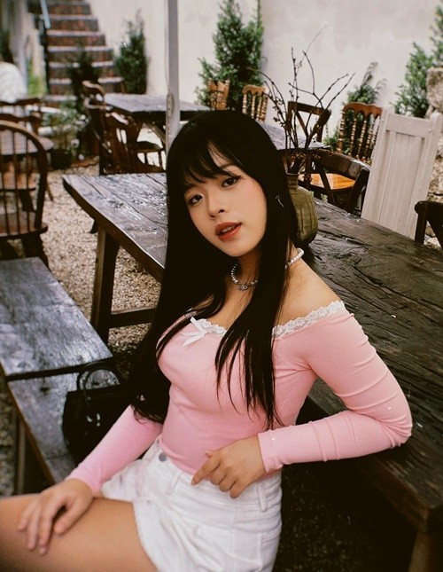 Nghệ sĩ Chiều Xuân ủng hộ Hồng Khanh 3 triệu đồng làm MV. Chị gái của Hồng Khanh hỗ trợ lên ý tưởng thực hiện, chuẩn bị tiền kỳ cũng như hậu kỳ trong quá trình quay. Ảnh: FB Hồng Khanh.