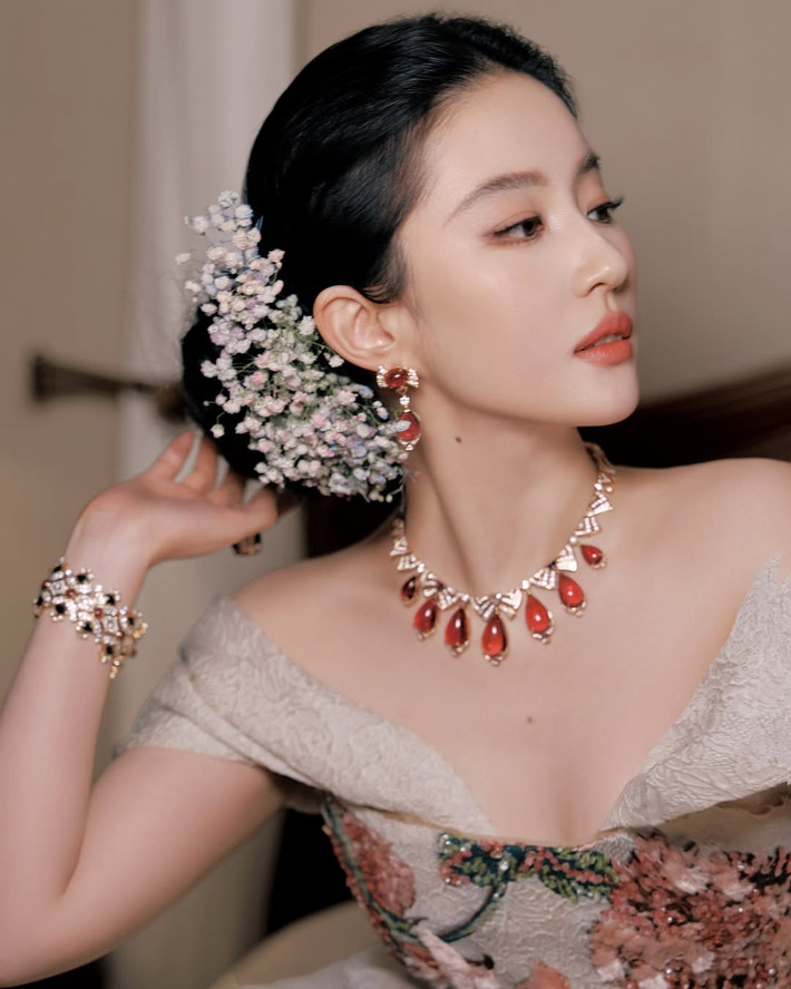 Ngoài đóng phim, cô còn đắt show tham gia sự kiện, đại diện thương hiệu của các hãng thời trang xa xỉ.