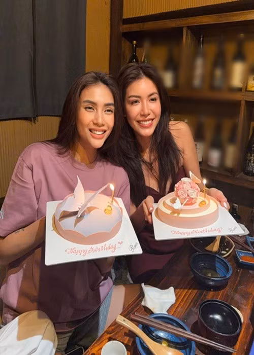 Minh Tú cho biết, cô hạnh phúc khi còn có người thân, bạn bè quan tâm, động viên, giúp đỡ. Trong ảnh, Minh Tú đón sinh nhật sớm cùng siêu mẫu Võ Hoàng Yến.