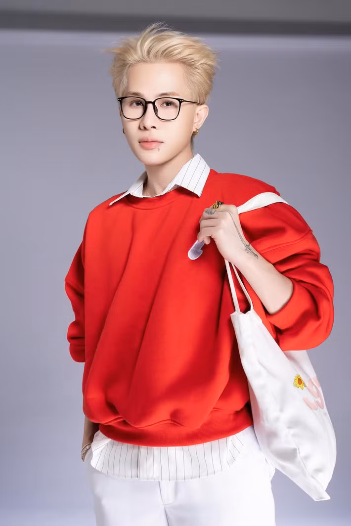 Trước khi hoạt động chuyên nghiệp, Jack từng là giáo viên dạy nhạc. Trên tạp chí Đẹp, nam ca sĩ cho biết anh từng giảng dạy tại một trường tiểu học.