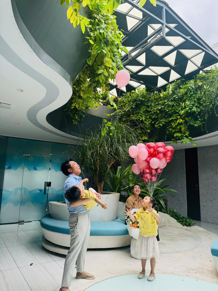 Cường Đô La sẵn sàng chăm sóc các con để Đàm Thu Trang đi chơi cùng bạn bè hay đi công tác. Ảnh: FB Cường Đô La.