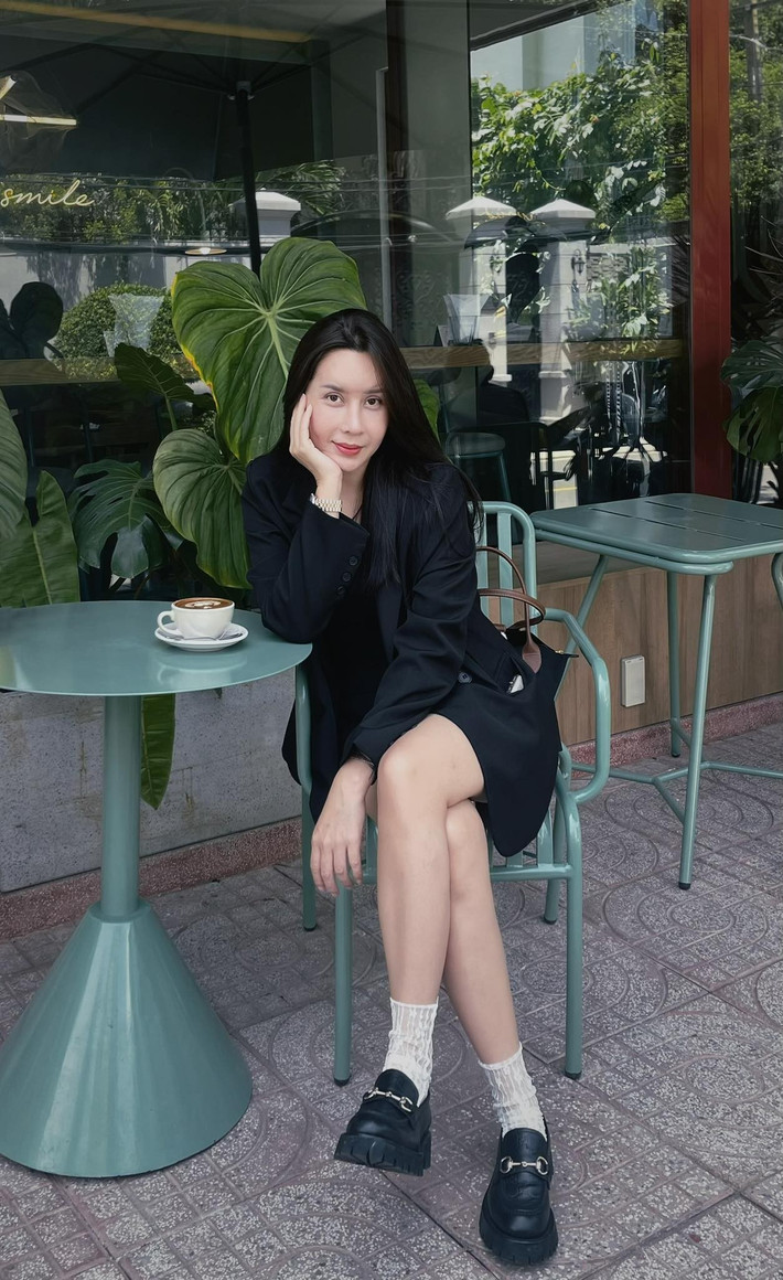 Nữ ca sĩ tốt nghiệp hệ đại học Thanh nhạc tại trường Đại học Văn hóa Nghệ thuật Quân đội. Các bài hát nổi bật của Lưu Hương Giang gồm: Giọt sương và chiếc lá, Đừng ngoảnh lại, Cô gái tự tin, Nụ hôn cuối.