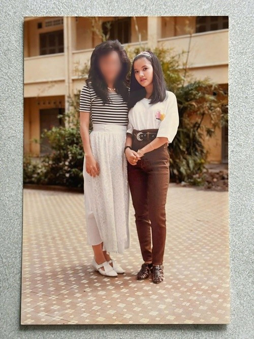 Nữ diễn viên chụp ảnh cùng các đàn anh, đàn chị học chung trường Nghệ thuật Sân khấu II (nay là trường Đại học Sân khấu - Điện ảnh TP HCM). Ảnh: FB Ngọc Trinh.