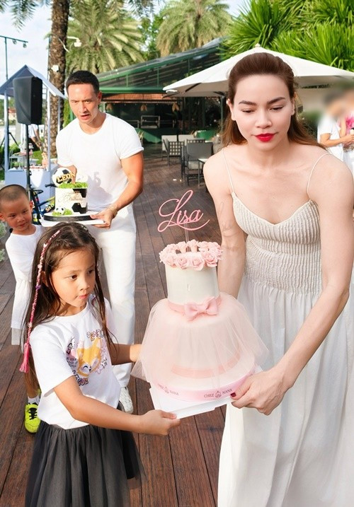 Lisa và Leon đón sinh nhật bên người thân và bạn bè cùng lớp. Ảnh: FB Hồ Ngọc Hà.