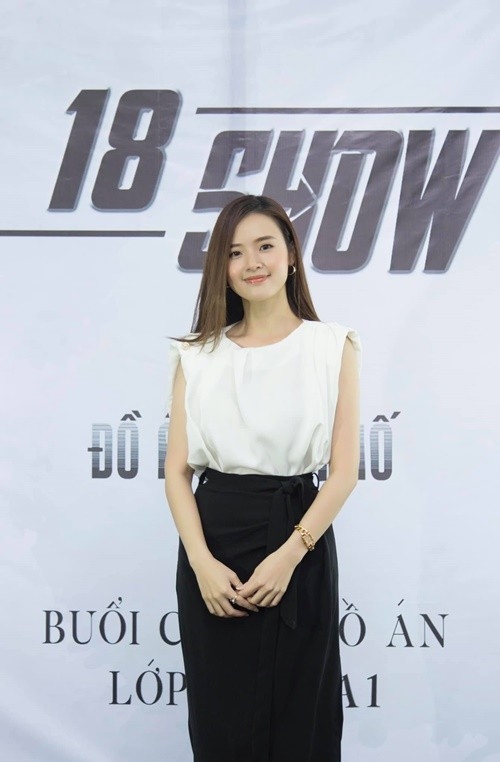 Midu từng tâm sự: “Trước là nữ doanh nhân trẻ trên chương trình, hôm sau chỉ đơn giản là cô giáo gần gũi và tận tình bên các sinh viên của mình ở trường. Ban ngày đi dạy, ban đêm lại tranh thủ đi học thêm kiến thức”. Ảnh: FB Midu.