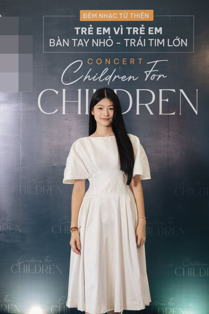 Theo Gia Đình Việt Nam, chia sẻ về chiều cao của các con, Bình Minh cho biết: "Tập luyện thể thao là một phần không thể thiếu trong sinh hoạt hàng ngày của các bé... Hai bé đều rất mê vận động thể thao nên có thể yếu tố này cũng có tác động nhiều đến chiều cao của hai bé". Theo Gia Đình Xã Hội, An Nhiên hiện là thành viên đội tuyển bơi của trường, được kình ngư Ánh Viên trực tiếp đào tạo. Ảnh: FB Anh Thơ.