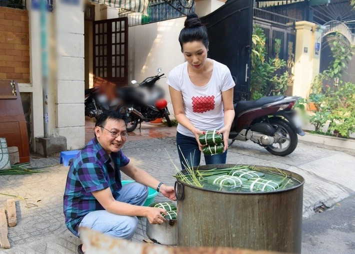 Sau khi bánh được gói xong, cả gia đình cùng nhau nhóm bếp, canh nồi bánh suốt nhiều giờ trong không gian yên ả cuối năm. Ảnh: Znews.