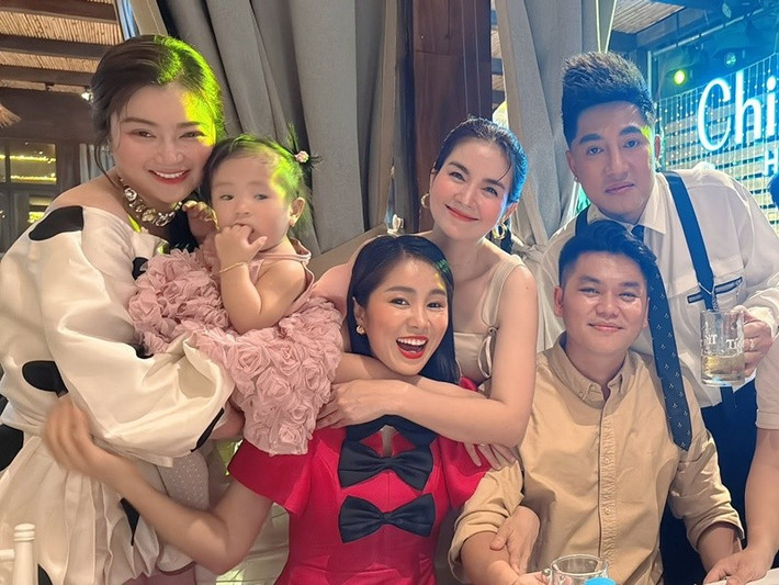 Thanh Trúc - Châu Khải Phong tổ chức tiệc thôi nôi cho con gái chung, mời nhiều bạn bè trong showbiz như vợ chồng Lê Phương, vợ chồng Vân Trang, Kha Ly. Ảnh: FB Lê Phương.