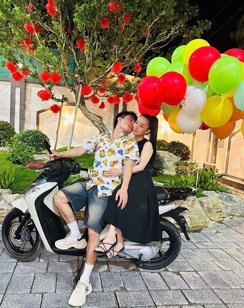 Lê Dương Bảo Lâm và Quỳnh Quỳnh kết hôn năm 2017 sau 7 năm hẹn hò. Quỳnh Quỳnh sinh năm 1992, từng học trường Sân khấu Điện ảnh. Ảnh: FB Lê Dương Bảo Lâm.