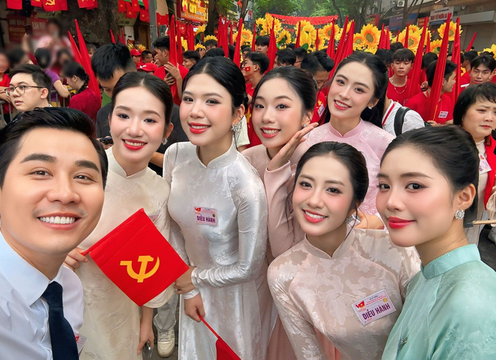 Nhiều nàng hậu tham gia lễ diễu binh như Vân Nhi, Hà Trúc Linh, Châu Anh. Ảnh: FB Nguyên Khang.