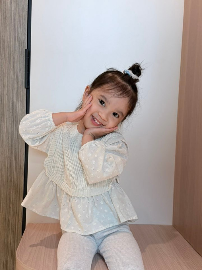 Bé Misumi có vẻ ngoài đáng yêu, trong trẻo đúng lứa tuổi. Gương mặt bầu bĩnh, làn da sáng, đôi mắt to tròn và biểu cảm hồn nhiên của cô nhóc khiến nhiều khán giả 'tan chảy' ngay từ cái nhìn đầu tiên. Ảnh: FB Misumi.